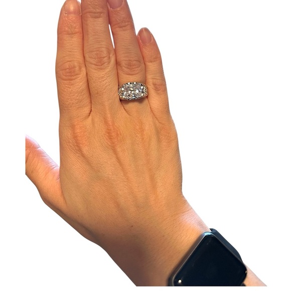 Vintage Elegant Silver Ring - Picture 2 of 5